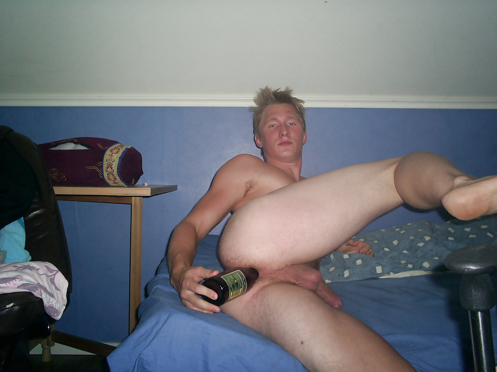 Guy sticks Beerbottle into his asshole!